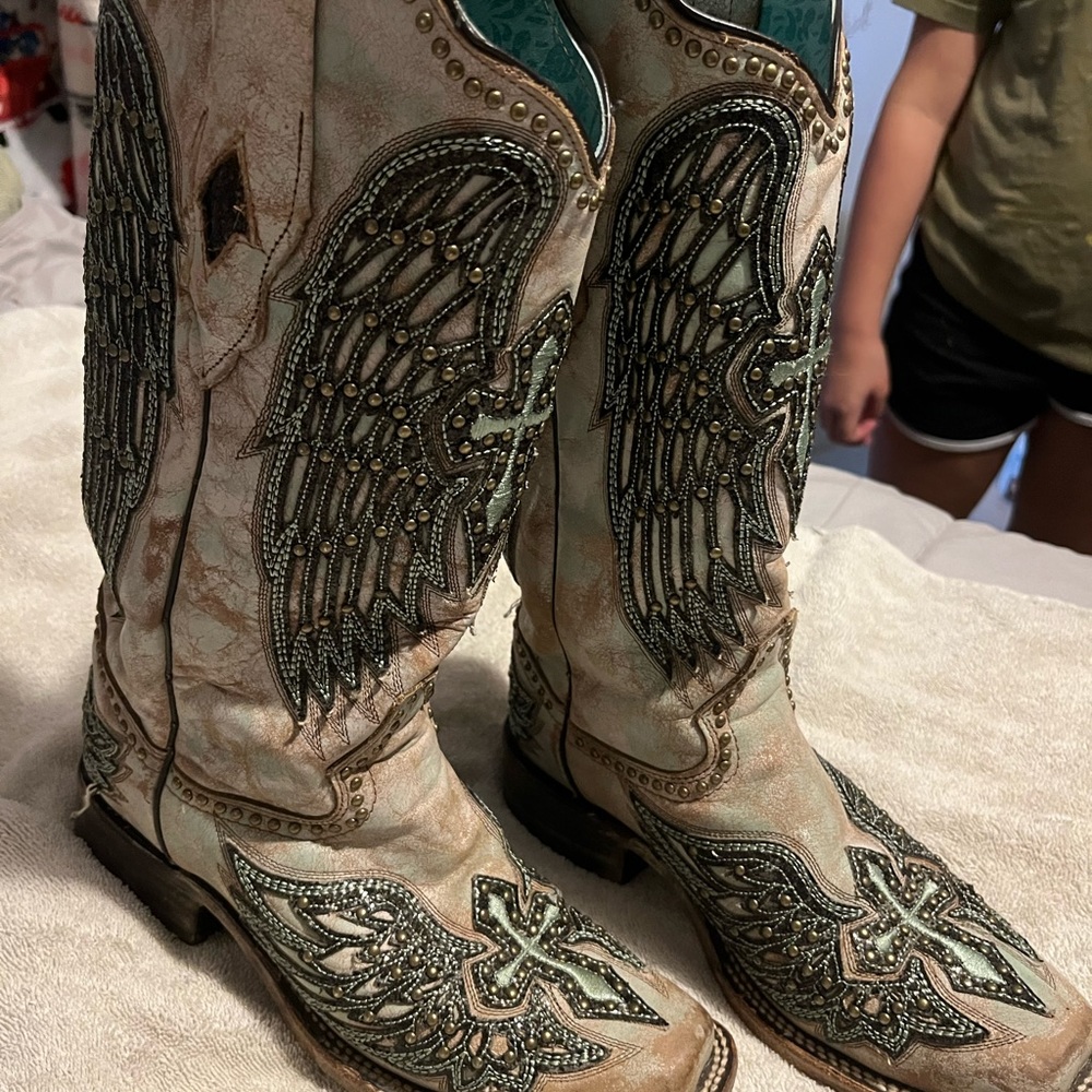 Beautiful turquoise Corral boots! Not much wear. I don’t get to use to use them.